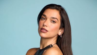 Dua Lipa’s Striking Blue Kitchen Wall Transforms a Classic Space – Designers Praise Her Bold Color Choice for Elevating Neutrals