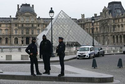 Louvre closed after ‘masked thieves break into museum using chainsaw’ and steal ‘priceless’ jewellery