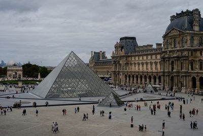 Louvre Museum closes after theft