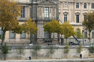 Louvre museum surrounded by police after robbery