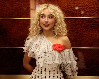 Saturday Night Live: Sabrina Carpenter aces a silly episode that mostly avoids politics