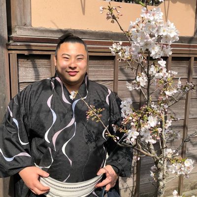 Sumo wrestler misses bus after fight at Royal Albert Hall — has to Lime Bike home instead