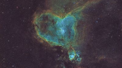 A cosmic heart bursts with light in new deep space astrophotographer portrait (photo)