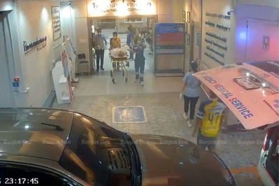 Ambulance blocked by pickup truck during emergency transfer in Krabi