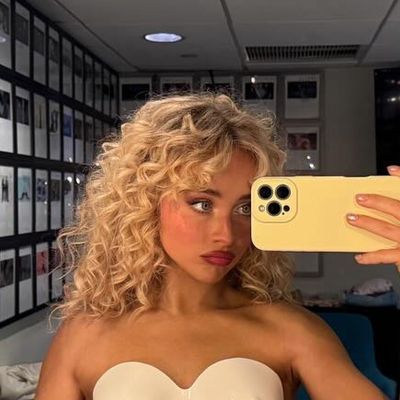 Sabrina Carpenter Joins the Chloé Paddington Bag Revival in a Sculptural Nude Corset