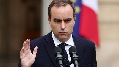 French bond prices decline after unexpected S&P downgrade