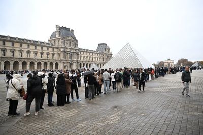 Louvre to remain closed one day after jewel heist