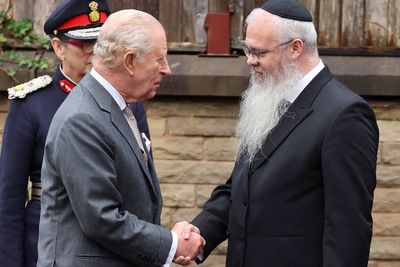 King visits Manchester synagogue after deadly terror attack