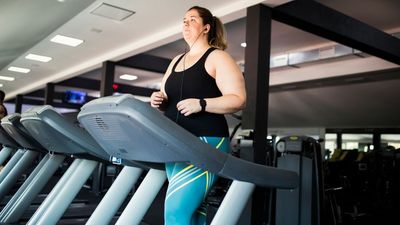 A trainer says this pop playlist is the perfect speed for beginners to walk to the beat—here’s a 15-minute treadmill workout to try it out yourself