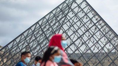 Louvre remains closed after daring daylight robbery shocks Paris