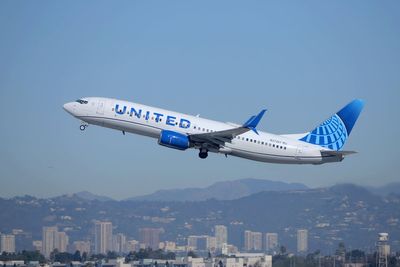 United Airlines flight suffers cracked windshield mid-flight