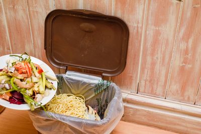 Americans losing $728 per year due to simple food mistakes. Five easy changes to help you save money
