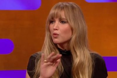 Jennifer Lawrence reveals she once fed Robert Pattinson food from the bin