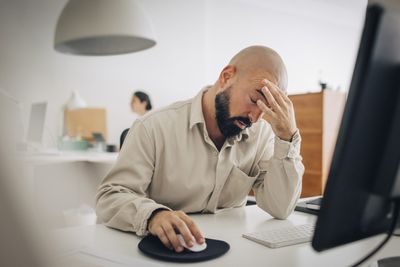 Daylight saving time is about to end—and so is your team’s focus. The extra hour of ‘sleep’ actually tanks productivity, energy levels, and motivation