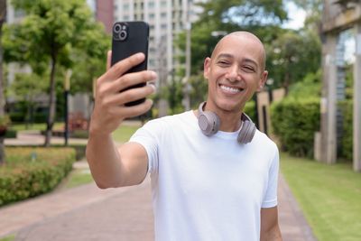 9 Travel Habits That Mark Men as Tourists Instantly