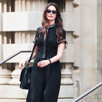 Anne Hathaway’s Loose Wavy Hair Feels Like the Final Goodbye to Summer