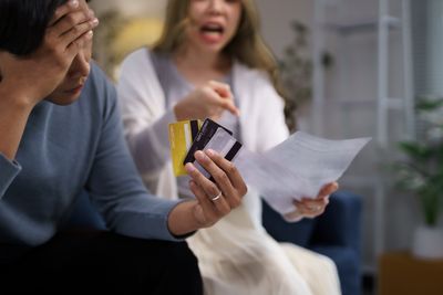 7 Social Pressures That Push Couples to Overspend Without Realizing It