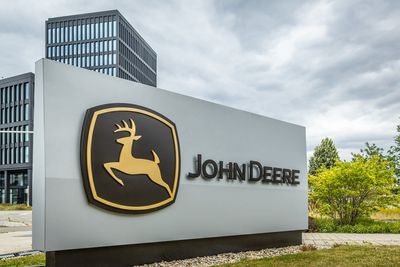 Analyst Highlights Deere's Tech-Enabled Agriculture Edge, Predicts Growth Through 2026