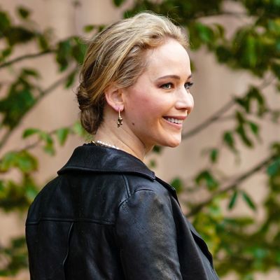 This Jennifer Lawrence-Approved Leather Jacket Outfit Ends My Fall Styling Droughts Every Time
