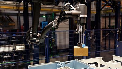 Amazon's New 'Blue Jay' Robot Sparks AI Fear: The Truth Behind the Machine That Could Replace Humans