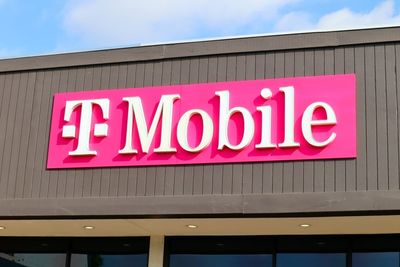 T-Mobile Raises Outlook, So Why Is Wall Street Selling?