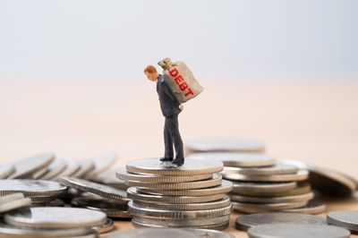 Dollar Moves Higher With Bond Yields