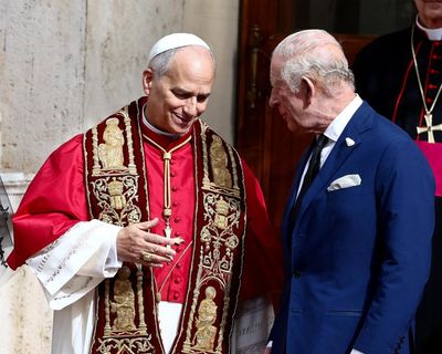 King Charles makes history by praying publicly with Pope Leo