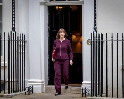 How might Rachel Reeves target lawyers, accountants and doctors in her budget?