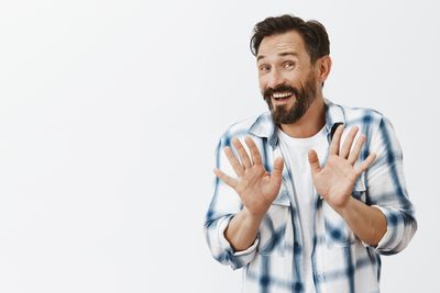 7 Phrases Strangers Use That Should Put Men on Alert Immediately