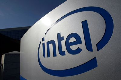 Intel posts profit even as it struggles to regain market share