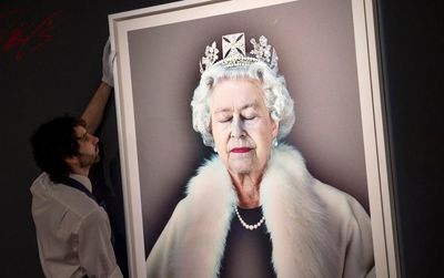 Artist sues for co-author credit on Chris Levine’s queen portraits