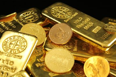 Gold Price Plunge Baffles Investors: What Really Ended Its 9-Week Winning Streak?