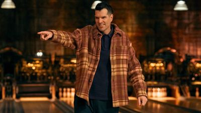 Nobody Wants This’ Sasha Actor Timothy Simons Didn’t Let His On-Screen Wife See His ‘7 Rings’ Dance Until They Filmed It, And The Story Behind It Is A+