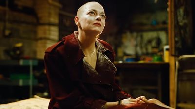 ‘A Mesmerizing Riot.’ Critics Have Seen Bugonia, And They Can’t Stop Talking About Emma Stone’s Performance