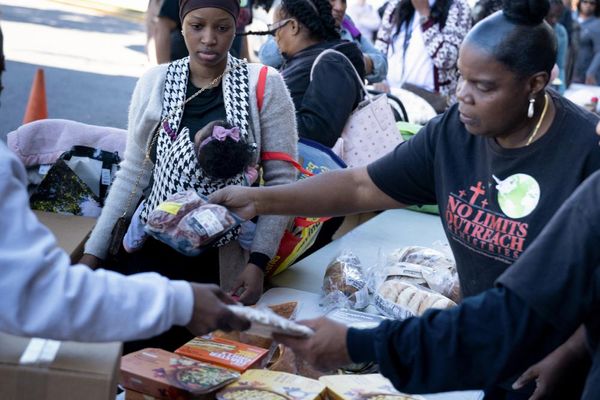 Federal workers squeezed as shutdown drags on: ‘I can’t believe we’re not going to get paid’
