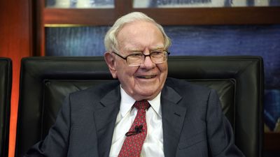 Why Warren Buffett Now Holds More Cash Than the Fed — What That Signals About the Market