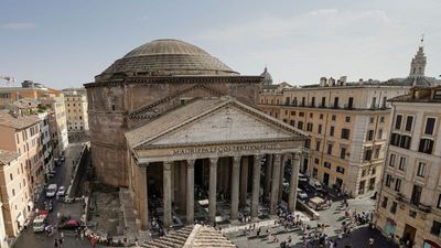 Japanese tourist falls from the Pantheon parapet and dies