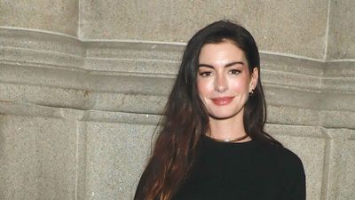 Anne Hathaway just revisited a massive Y2K trend, and it’s making me want to try this controversial look again