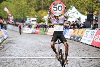 Fem van Empel celebrates 50th cyclocross victory at muddy Exact Cross race with handmade sign hidden in her kit