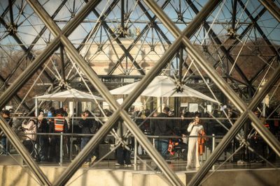 A timeline of the jewel heist at the Louvre in Paris