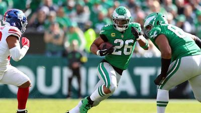 Eagles’ Saquon Barkley Exits Game vs. Giants Early After Injuring Groin