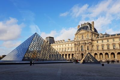 Louvre Jewellery Heist Suspects Arrested: How Many Robbers Are Still on the Run?