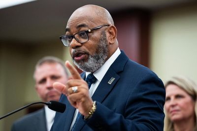 Leader of top federal worker union calls for end of US government shutdown