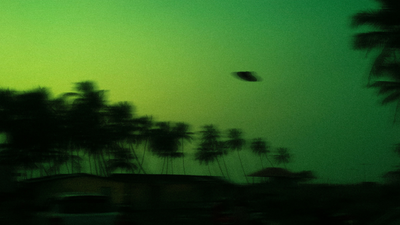 Alien Ship or Meteor? Giant Fireball Over Moscow Sparks Panic as Bright Green Object Lights Up Sky