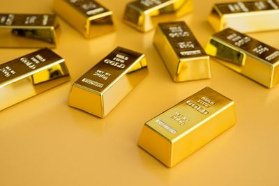 Gold Falls 3%; Carter's Shares Gain After Q3 Earnings