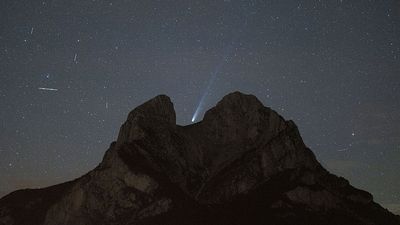 This stunning photo of Comet Lemmon was taken on Friday and there’s still time for you to see it before it disappears for 1,300 years!