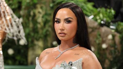 Demi Lovato’s Lavender Dining Room is a Masterclass in Mid-Century Modern Design, Blending Timelessness with Bold, Unexpected Freshness