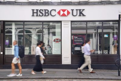 HSBC announces £898m drop in quarterly profits
