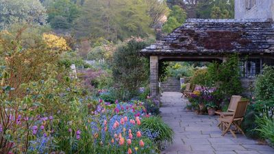 A Head Gardener Says He Swears By This One Fall Gardening Tool for Time-Efficient, Strain-Free Bulb Planting – Here's Where To Buy it For Under $25