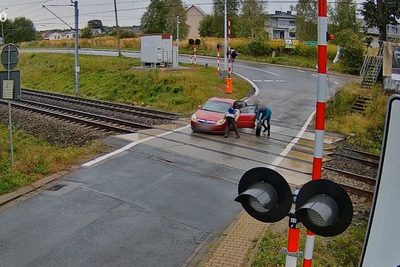 Video: Car loses wheel on level crossing as train approaches